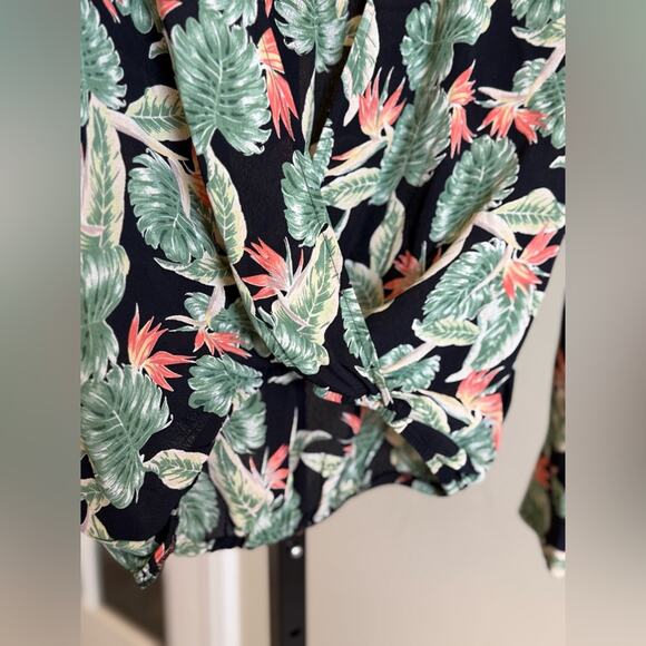 For Love & Lemons Palm Print Aloha Wrap Top Black Floral Women’s Size Small - Picture 3 of 6
